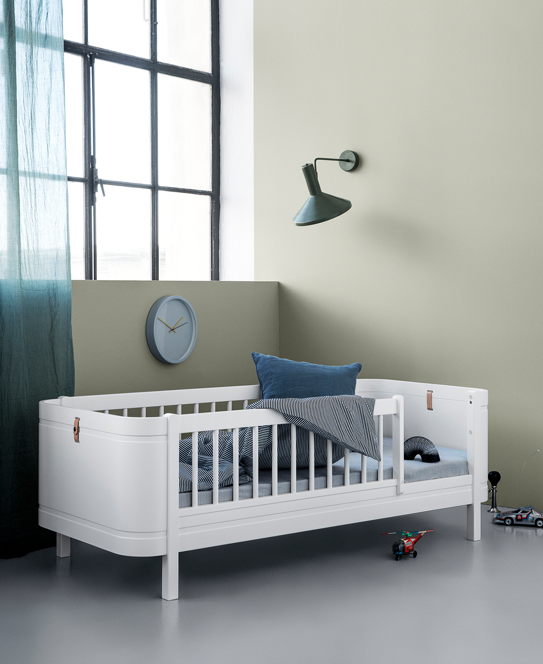 Mini+ halbhohes Etagenbett zu 2 Mini+ Juniorbetten, weiß